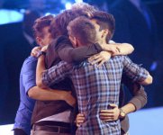 1d-group-hug.jpg